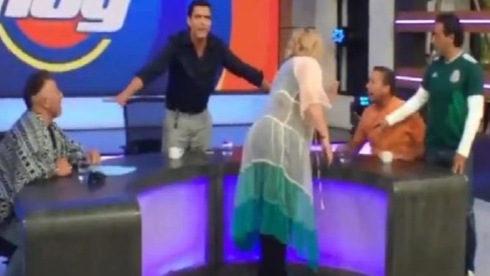 Magda Rodríguez detuvo una pelea entre Carlos Trejo y Alfredo Adame. FOTO: Twitter