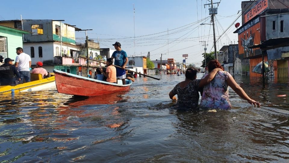 CALLES DE AGUA. Cientos de pobladores tuvieron que salir de la colonia Gaviotas Sur, porque quedó anegada. Foto: Javier de la Rosa