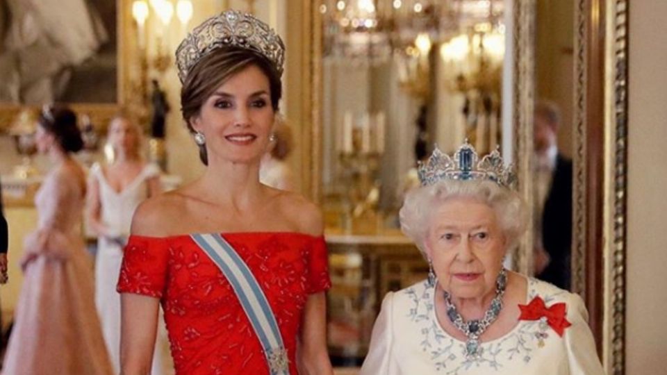 La reina Letizia y la reina Isabel II en el Palacio de Buckingham. Foto: Archivo/ Instagram @royalfavourites