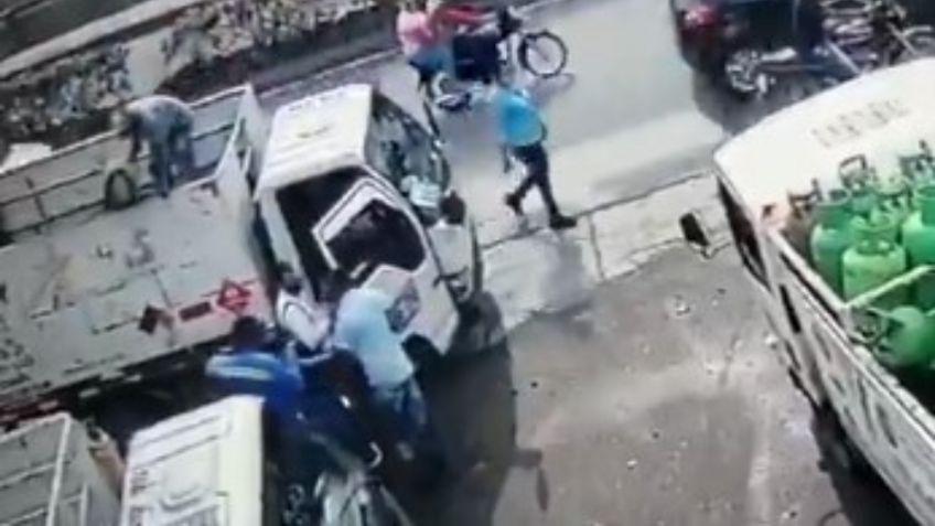 VIDEO VIRAL: ¡Justo en la cabeza! Trabajador LANZA tanque de gas a presunto ASALTANTE