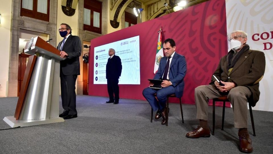 ACUERDO. ● La IP, representada por Carlos Salazar, del CCE, y el jefe del Ejecutivo presentaron ayer en la mañanera el nuevo paquete de obra pública. Foto: Especial