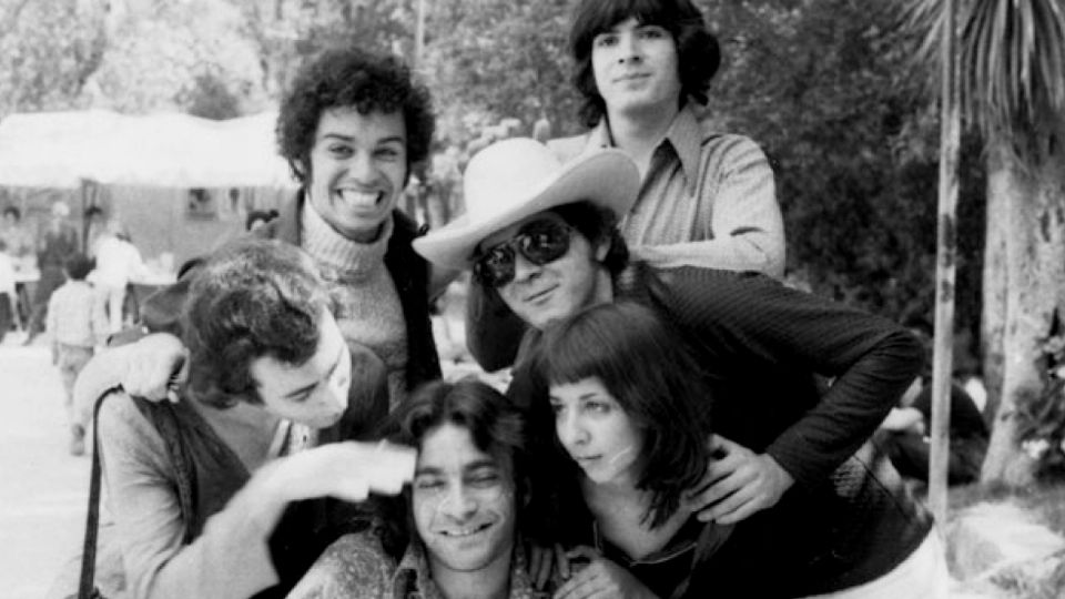 GRUPO. Juan Carlos Uviedo con Olivier Debroise, Mario Ficachi, Héctor de Anda, Miguel Braun y Sarah Minter, en Casa del Lago, 1972. Foto: Selva Prieto. Cortesía del autor.