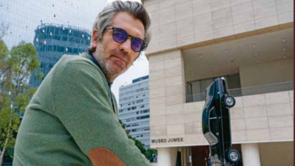 MUSEO JUMEX, 2020. Gonzalo Lebrija frente a 'Breve historia del tiempo'. Fotografía: Fernanda Chandler