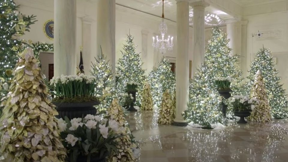 Para el 2019 apostó por una decoración más tradicional, con predominio de los tonos blancos y dorados. Foto: Especial