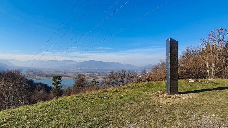 El obelisco apareció de manera misteriosa en la colina Batca Doanmnei, cercana a la ciudad rumana de Piatra Neamt. FOTO: AFP