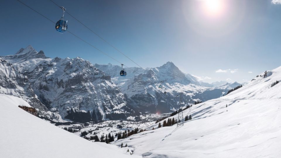 Para llegar a la cima del Monte First se recomienda tomar el teleférico que sale de la estación de Grindelwald.