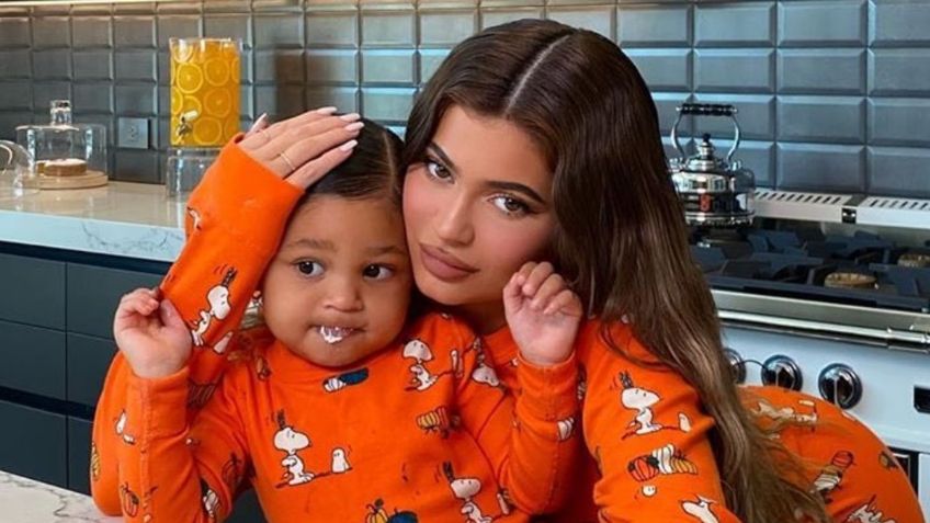 Stormi se combina con Kylie Jenner y luce abrigo personalizado digno de una mini fashionista