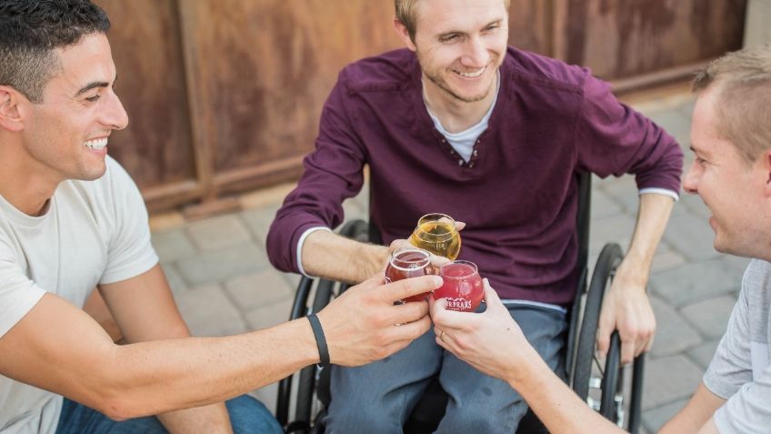 Estudio revela que los HOMBRES deben salir con sus amigos de fiesta por salud