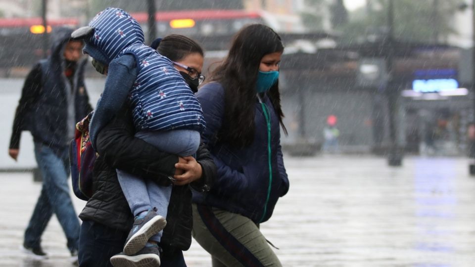 Personas que salen del metro Insurgentes buscan resguardarse de la lluvia.  FOTO: GALO CAÑAS /CUARTOSCURO.COM