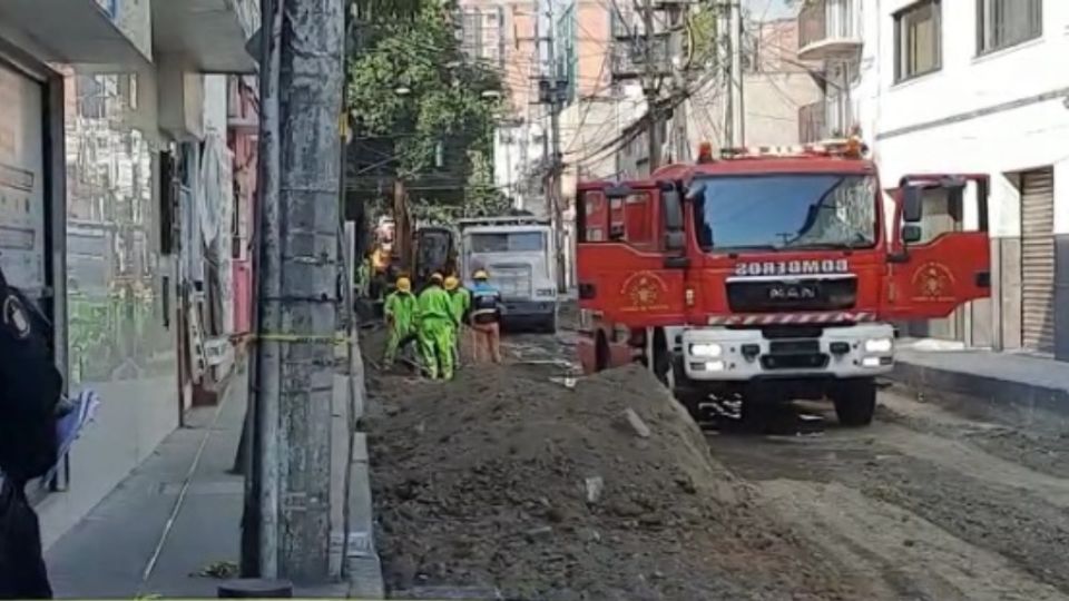 Bomberos acudieron a la zona para atender la fuga. Foto: Especial