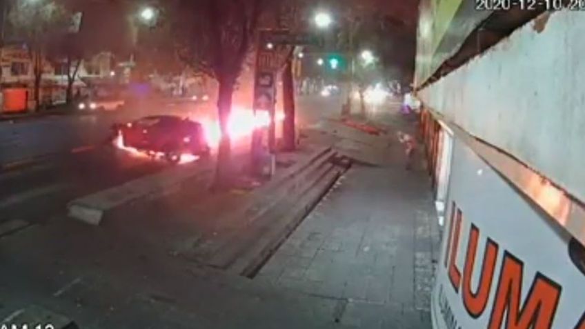 Video Viral: Arrancones acaban con auto incendiado en Eje Central; muere un transeúnte