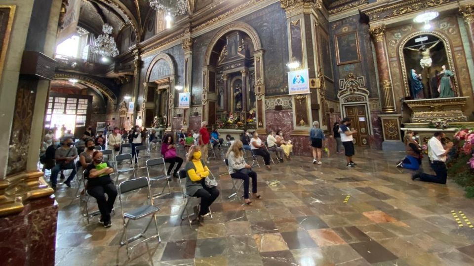 La plazoleta lució llena de vallas que tenían dos funciones, una fue para crear una unifila para el ingreso al santuario Foto: Ricardo Gómez