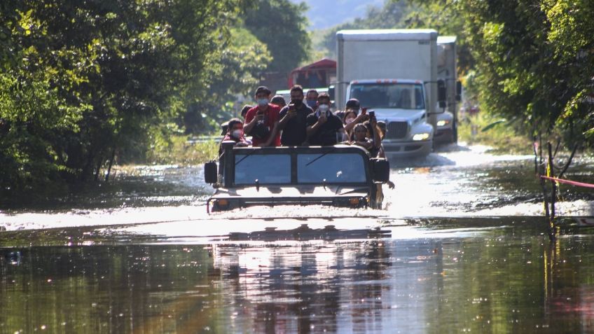 Dan  apoyo de 10 mil pesos en efectivo a afectados en Tabasco