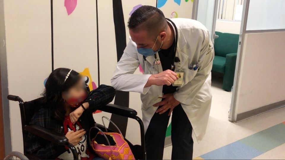 Luego de que la menor dio positivo a Covid-19, personal del IMSS realizó el manejo hospitalario integral, donde diversos servicios intervinieron para aislar a la paciente. Foto: Especial