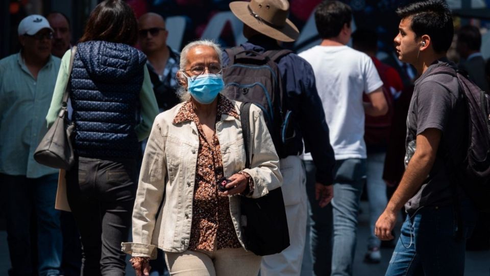 Mujer de la tercer edad camina en el centro de la Ciudad de México. Foto: Cuartoscuro