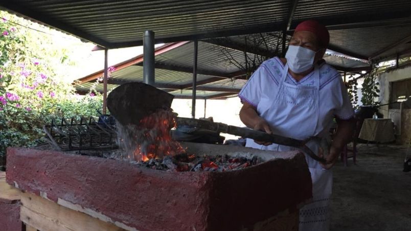 Francisca, una de las mujeres que dominan el fuego y el maíz. Foto: Gibrán Zafra