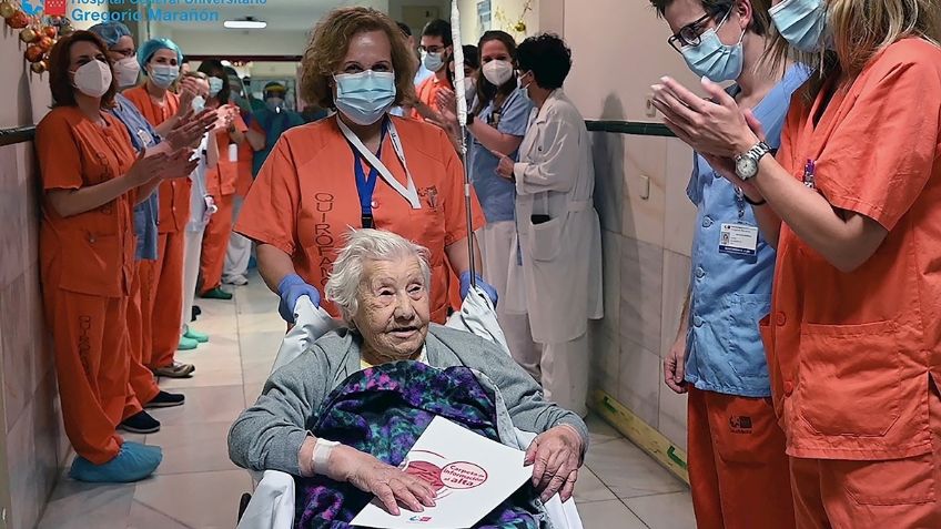 ¡A los 104 años! Abuelita vence al Covid-19 y sale victoriosa del hospital