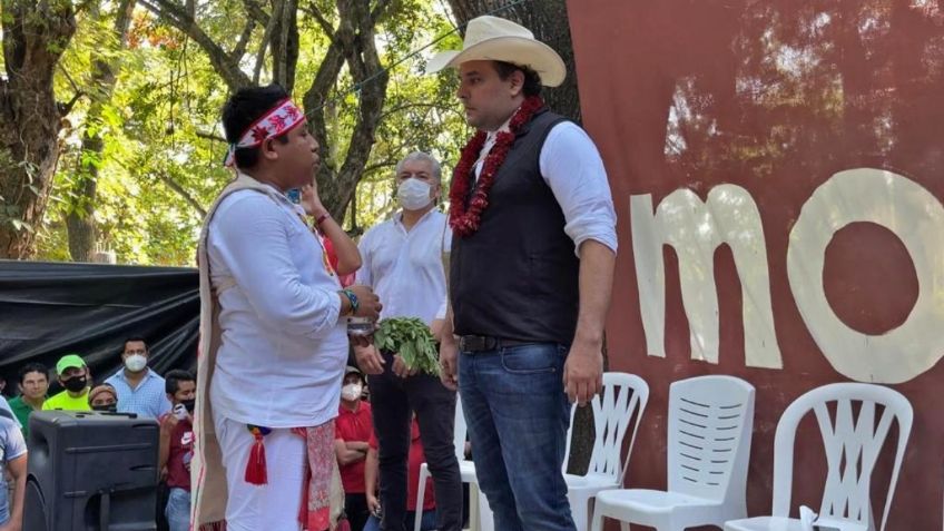 Abuelos náhuatl otorgan bastón de mando indígena a Adrián Esper Cárdenas