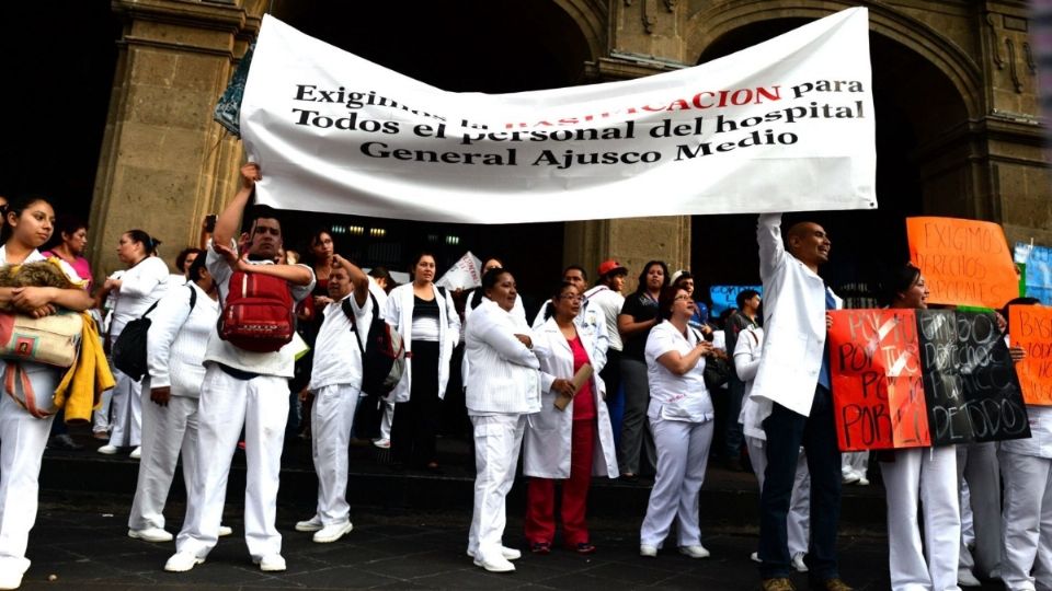 Enfermeras, médicos, camilleros y trabajadores del sector Salud se manifiestan en las inmediaciones del Zócalo. FOTO: ARCHIVO / ADOLFO VLADIMIR /CUARTOSCURO.COM