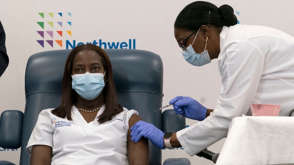 INCLUSIÓN. La ciudad de Nueva York eligió a una enfermera de la comunidad afroamericana para comenzar su campaña de inoculación. Foto: AP