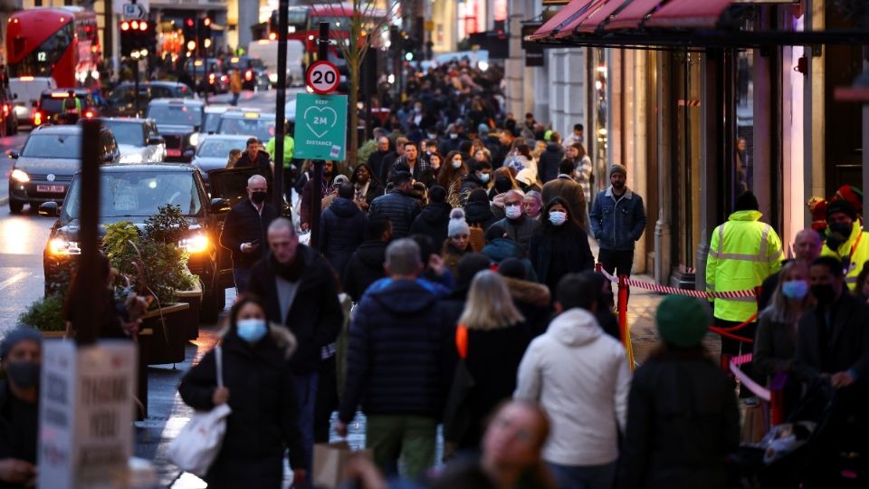 LONDRES. Las calles continúan abarrotadas por las compras navideñas. Foto: REUTERS