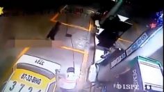 VIDEO VIRAL: Taxista carga 700 pesos de gasolina y huye sin pagar cuando despachador se distrae