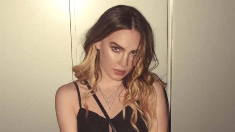 Para demostrar que el look total black no es nada aburrido, Belinda sigue la principal regla al combinar texturas. Foto: FB @belindapop