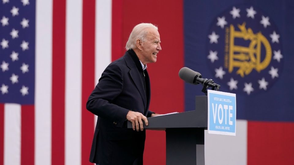 HACE CAMPAÑA. ● Biden viajó a Georgia para impulsar candidaturas de dos demócratas al Senado, escaños cruciales para él. Foto: Archivo/ AP