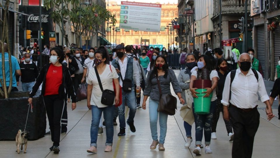 Pese a los aumentos de contagios cientos de ciudadanos aún visitan las calle del Centro. FOTO: GRACIELA LÓPEZ/ CUARTOSCURO.COM