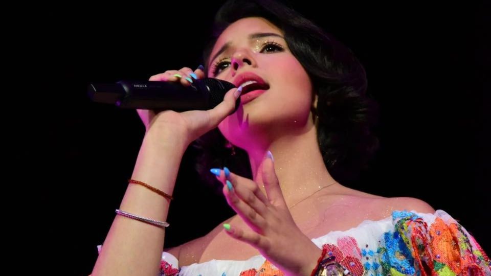 La hija de Pepe Aguilar se ha caracterizado por mostrar looks con vestidos tradicionales. Foto: FB @AngelaAguilar