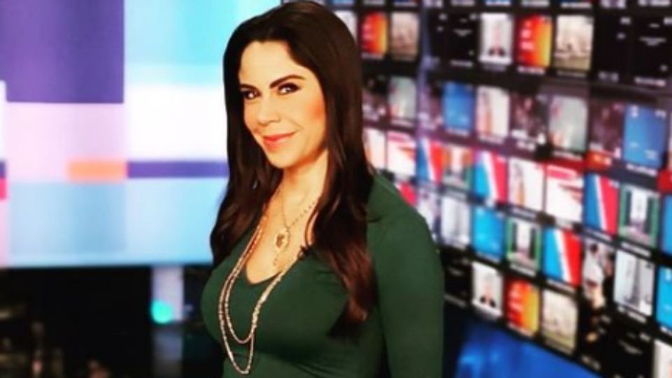 Paola Rojas presume su figura con ajustado vestido gris. Foto: Instagram