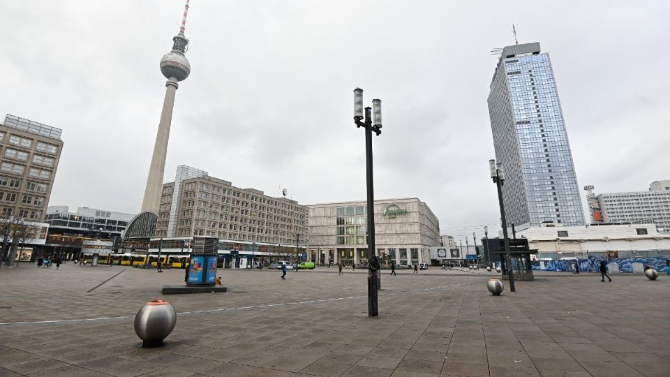 PLAZAS QUEDAN VACÍAS. ● La plaza Alexanderplatz está casi vacía junto a la emblemática torre de televisión de Berlín. Foto: Archivo/ AFP