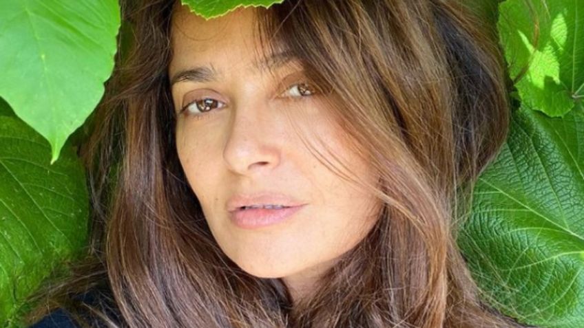 Salma Hayek presume impactante look junto a su arbolito de Navidad: FOTO