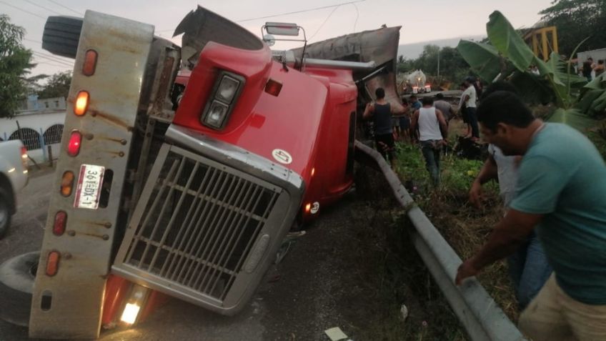 Góndola causa APARATOSO accidente carretero en Tabasco