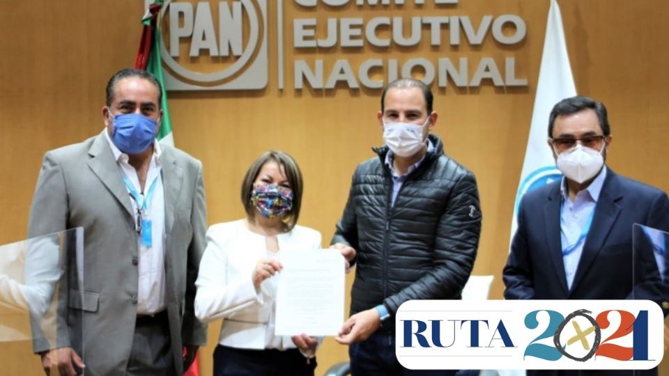 La senadora entregó todos sus documentos de registro al presidente del PAN, Marko Cortés, quien ofreció su respaldo a la candidata. Foto: Especial