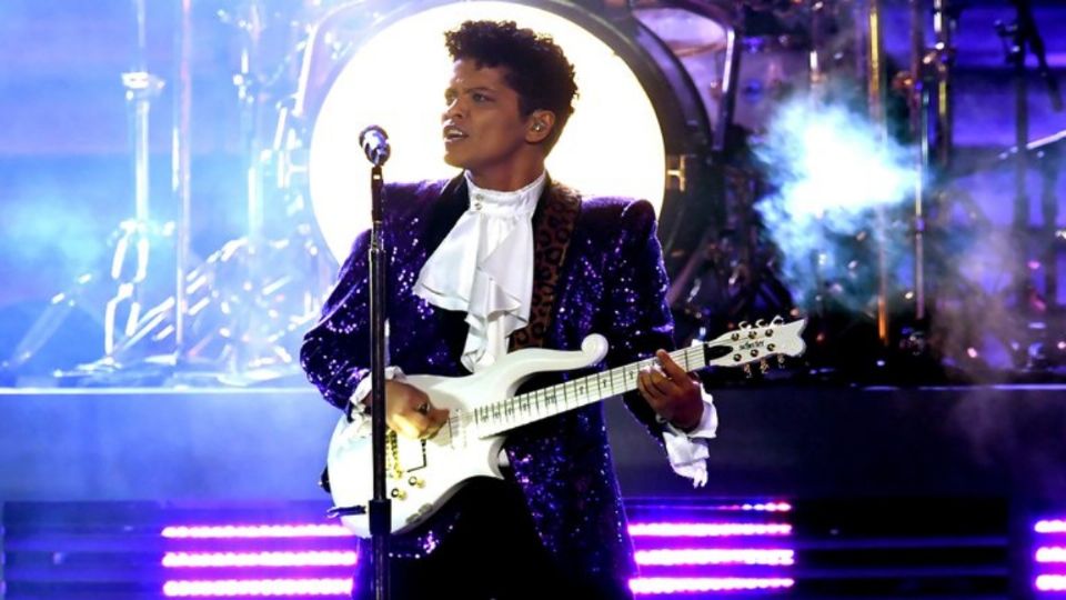 Bruno Mars comenzó su carrera imitando a Elvis. Foto: Especial