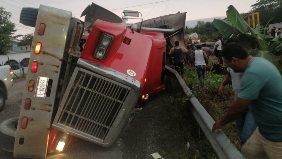 Al lugar de los hechos acudieron los elementos de la Policía Estatal y agentes de tránsito del municipio de Cunduacán Foto: Especial