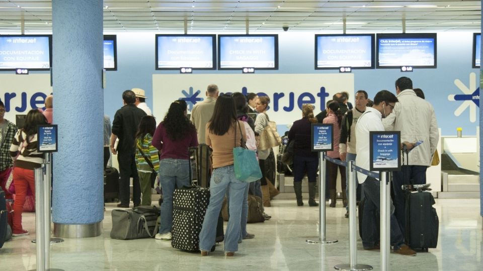 EN TIERRA. Trabajadores de la empresa aseguran que la línea aérea no va a realizar vuelos por lo que resta del año. Foto: CUARTOSCURO