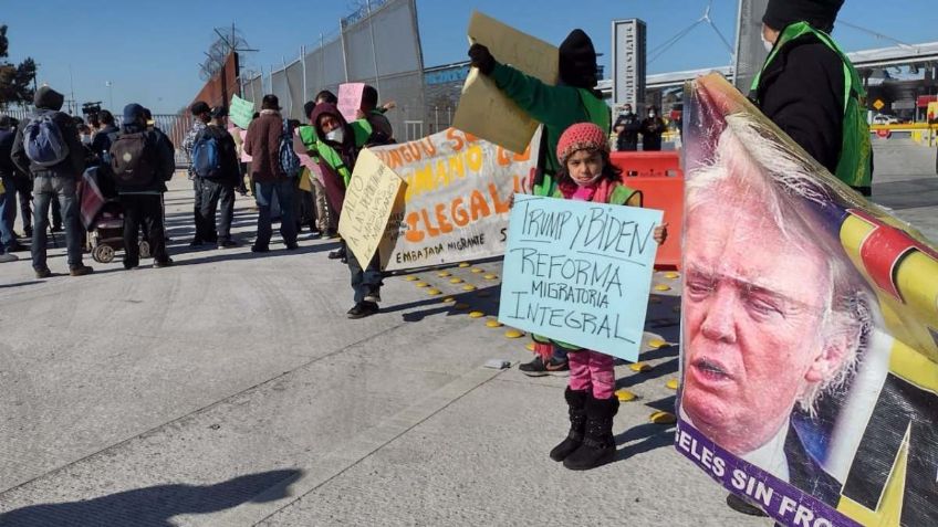 Migrantes y activistas protestan en Garita Internacional de Tijuana