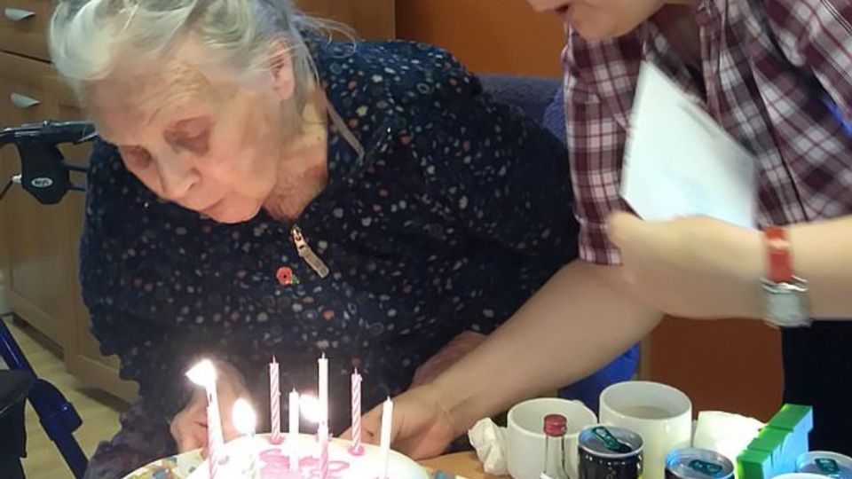 ADMIRACIÓN. Su valor y su lucha han sido reconocidos incluso por la Reina Isabel II, quien le envió una carta de felicitación al cumplir 100 años. Foto: Especial
