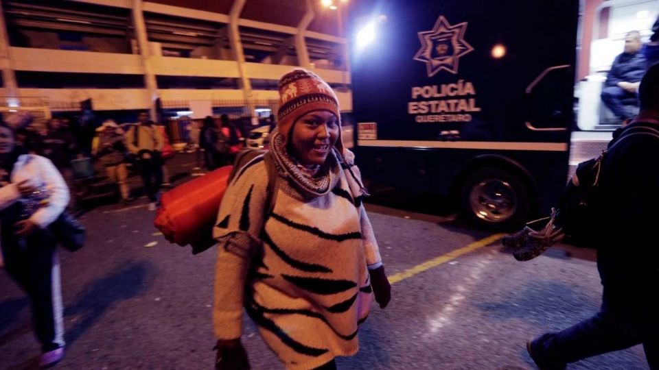 Migrante frente a patrulla de policia estatal