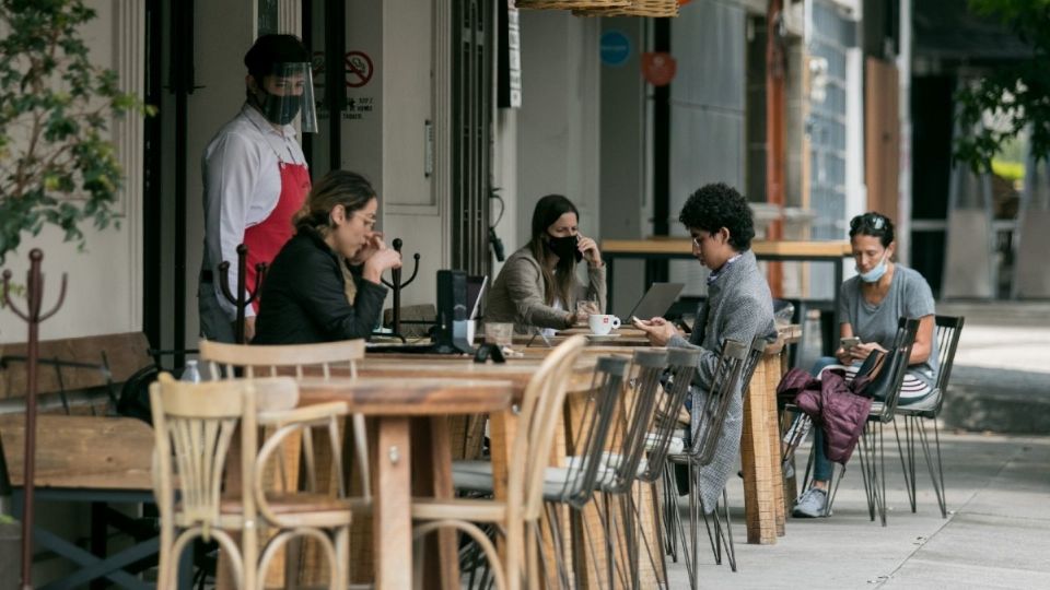 En la ZMVM sólo van a operar desde mañana venta de alimentos sin preparar y preparados,  sólo servicio de entrega. Foto: Cuartoscuro