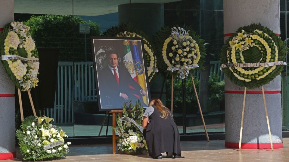 EXGOBERNADOR. En las oficinas del PRI se instaló un altar en honor al exgobernador de Jalisco, asesinado ayer. Foto: Cuartoscuro