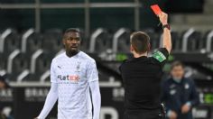 ¡EXPULSADO! Marcus Thuram ESCUPE a jugador en partido pese a Covid-19: VIDEO