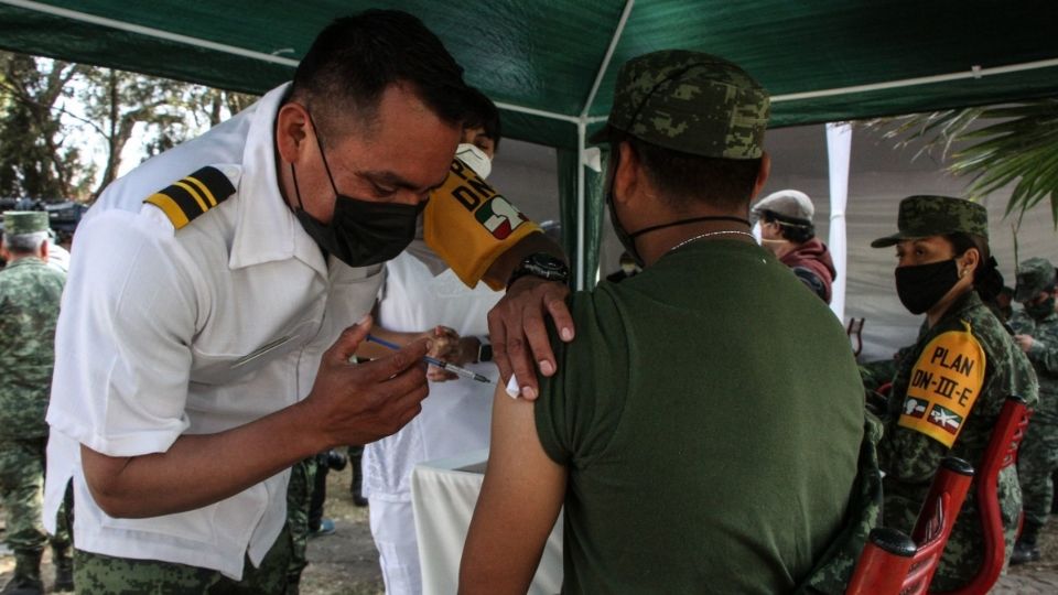 HACEN ENSAYO. Militares llevaron a cabo un simulacro de vacunación. Foto: Cuartoscuro