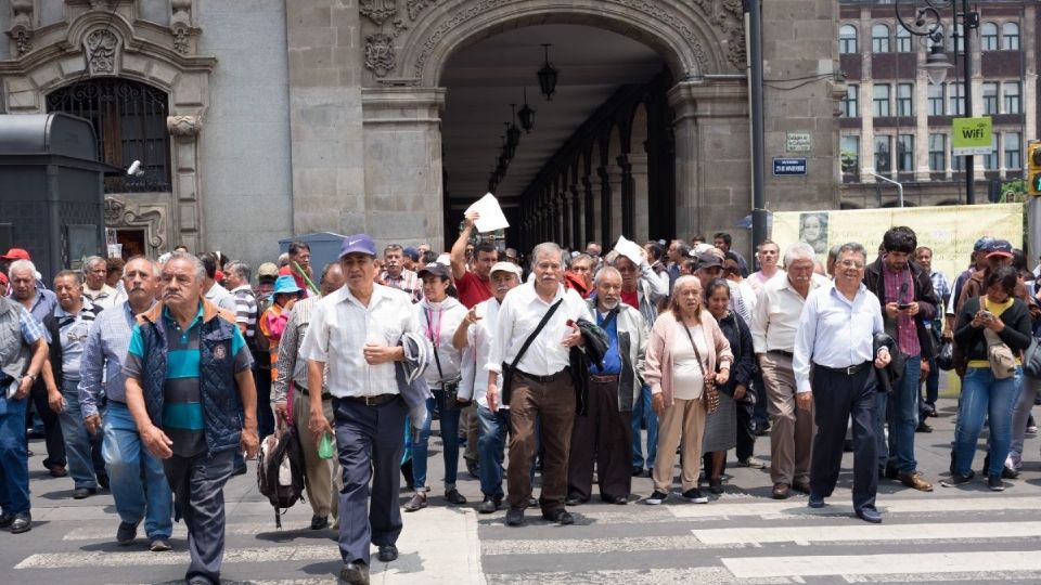 A las 10:00 horas, los integrantes de la Alianza de Ex Trabajadores de la Extinta Ruta 100 se manifestarán en la Plaza de la Constitución. Foto: Cuartoscuro