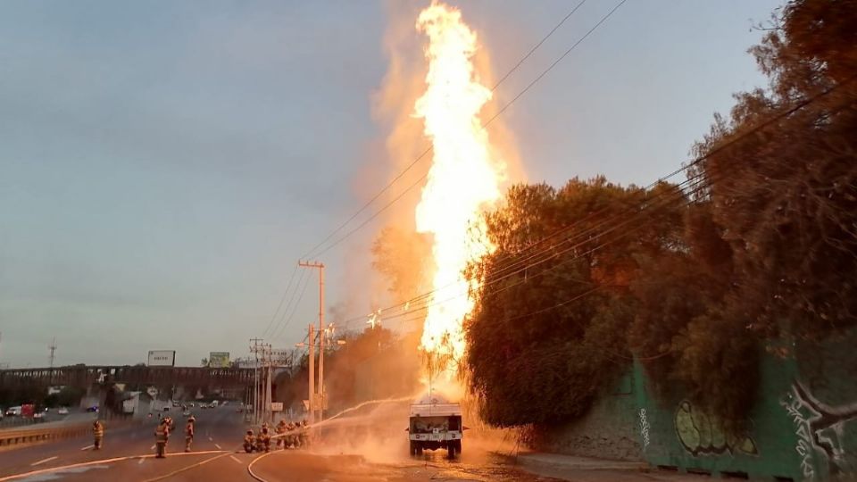 Sobre la autopista México-Pachuca, a la altura de Tlanepantla, las llamas de la unidad se podían apreciar a varios metros. Foto: Gobierno Tlalnepantla