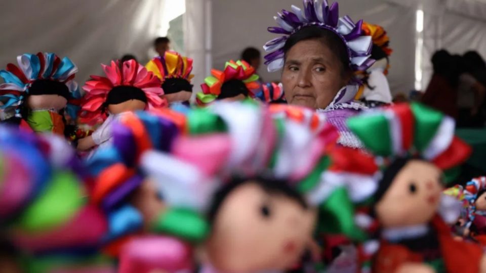 Las tradicionales muñecas indígenas están decoradas para colocarse en los pinos navideños y hasta los nacimientos. FOTO: EFE