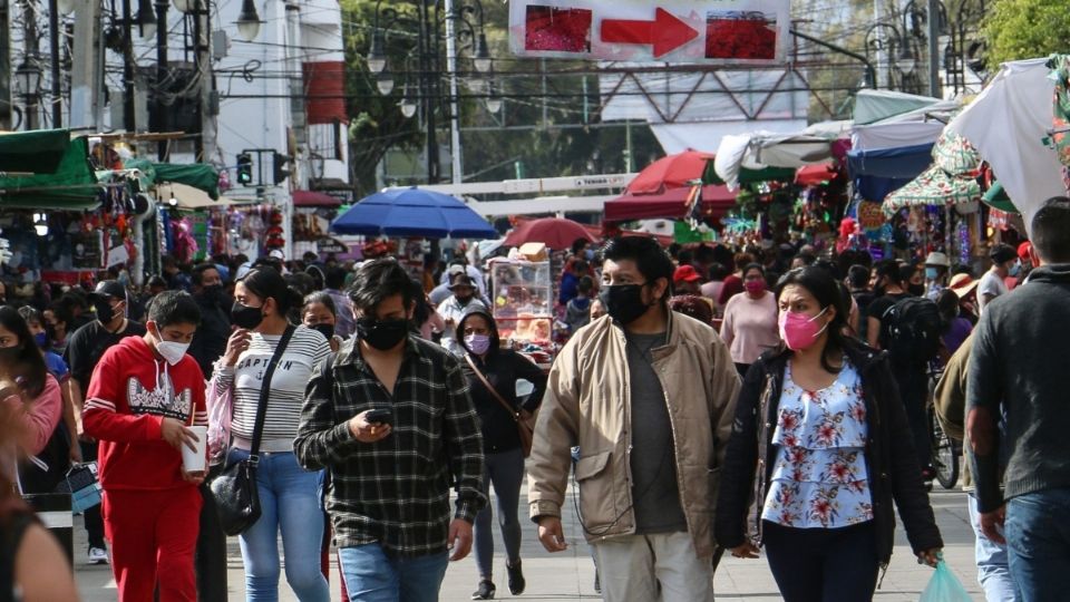 DESBORDADO. Sobre Eje 1 Norte los puestos ocuparon carriles viales y los compradores saturaron las banquetas. Foto: Cuartoscuro