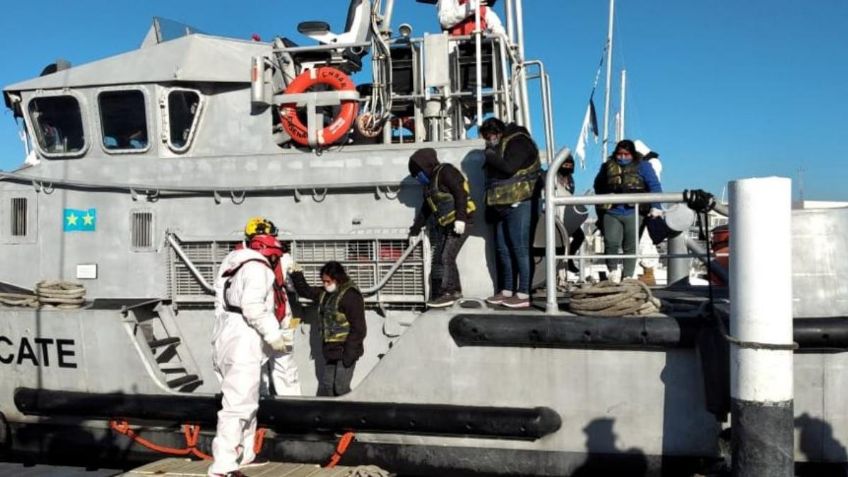 SEMAR rescata a 13 personas en embarcación a la deriva en Ensenada